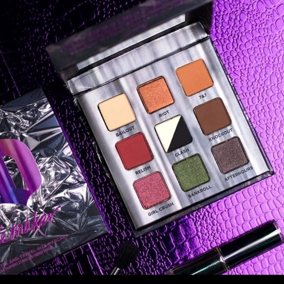 Urban Decay Troublemaker Eyeshadow Palette - Picture 1 of 6